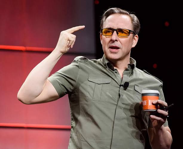 TRABALHA À NOITE? DESCUBRA POR QUE O ÓCULOS BLUE BLOCK PODE SER SEU MELHOR ALIADO